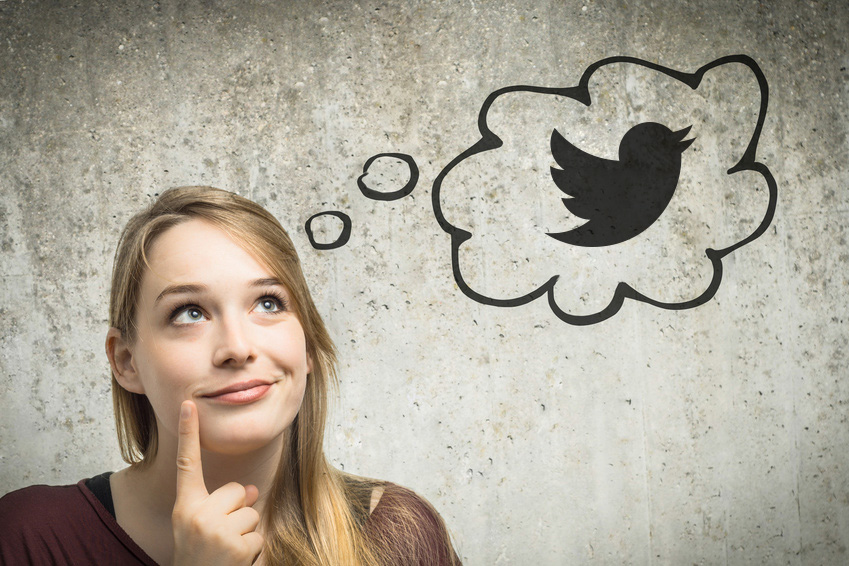 Frau macht sich Gedanken über ihr Social Media Profil bei Twitter
