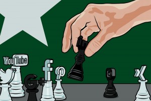 Schachfiguren mit Icons von Sozialen Netzwerken als Kopf als Sinnbild für Social Media Strategie